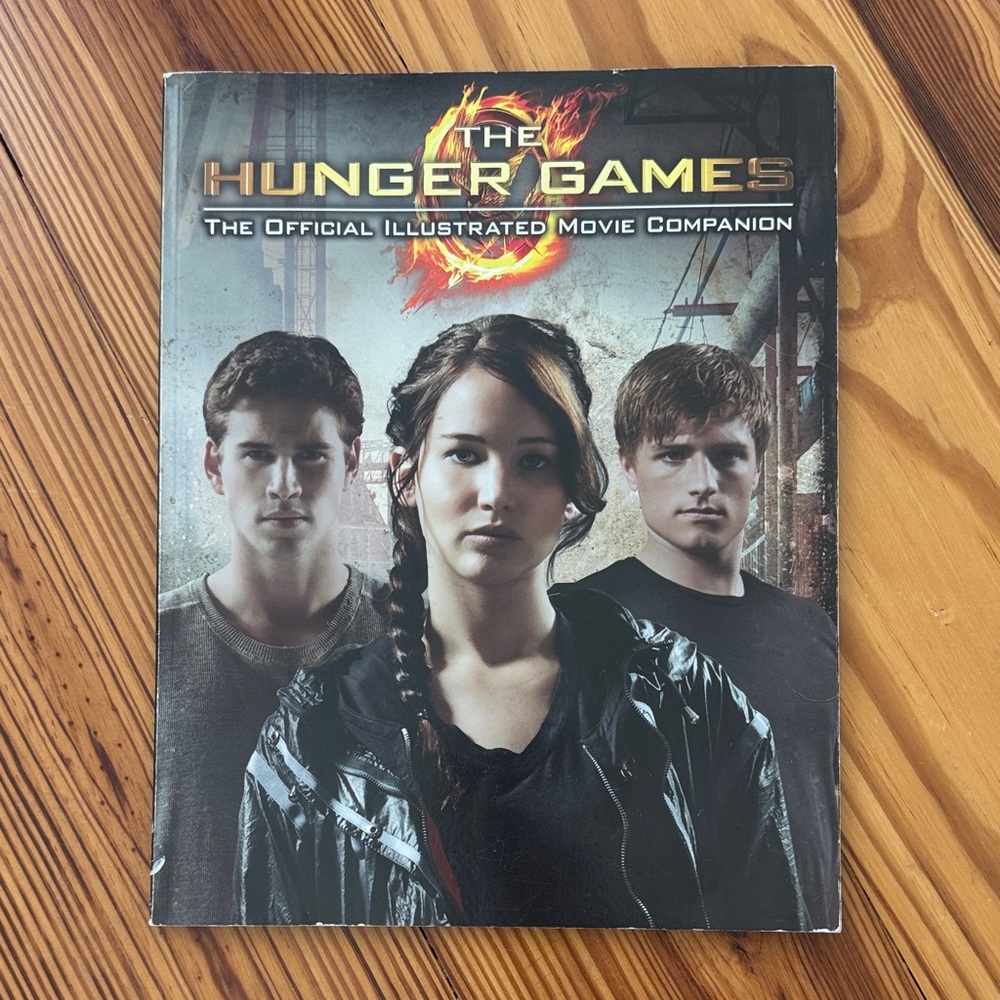 Scholastic The Hunger Games Illustrated Companion - Black and Red Cover